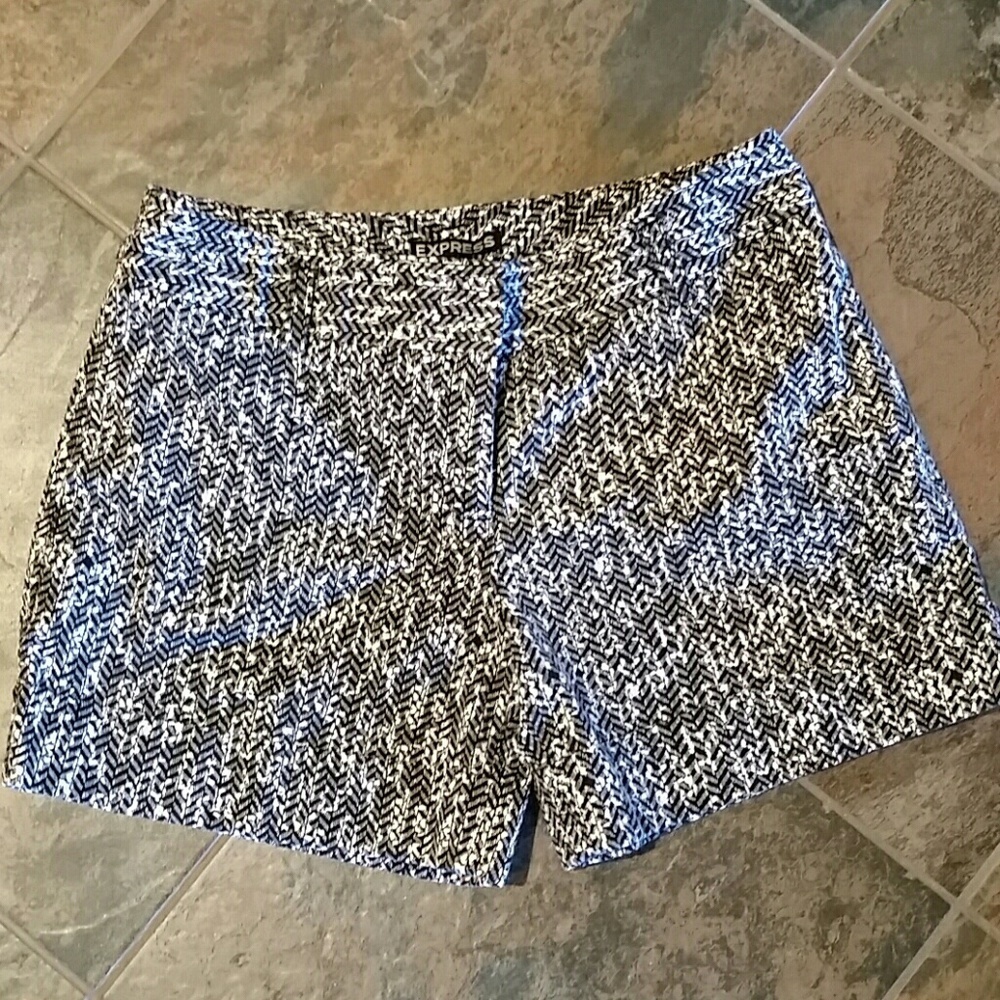 💕EXPRESS* Black/White Shorts!